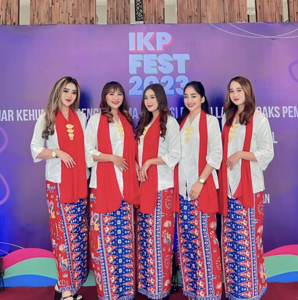 Seragam SPG dengan Sentuhan Budaya Lokal